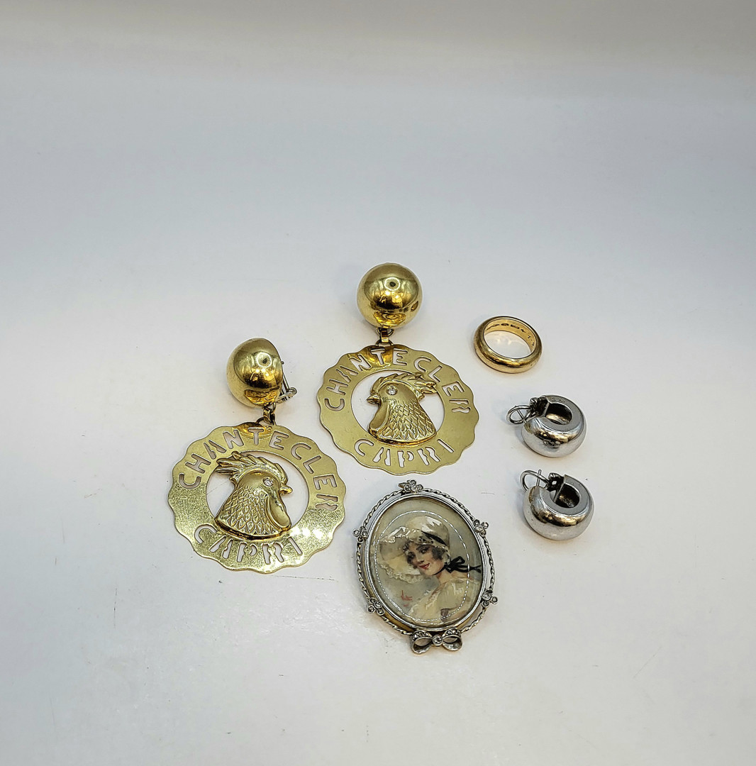 Vari oggetti oro pietre diamanti
