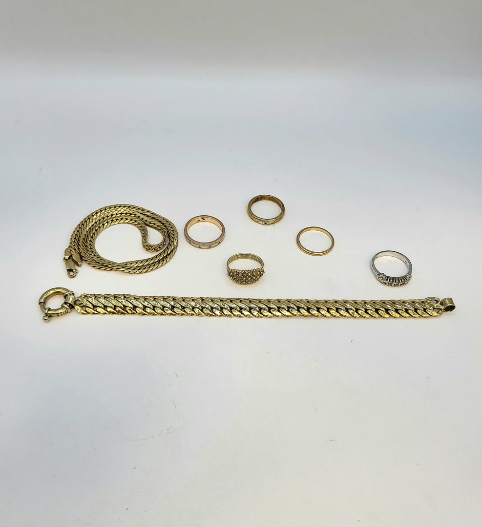 Vari oggetti in oro pietre diamantini 