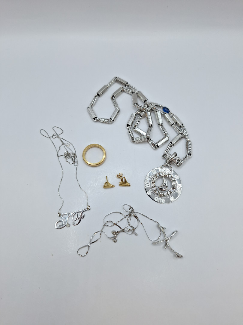 Vari oggetti in oro pietre diamantini