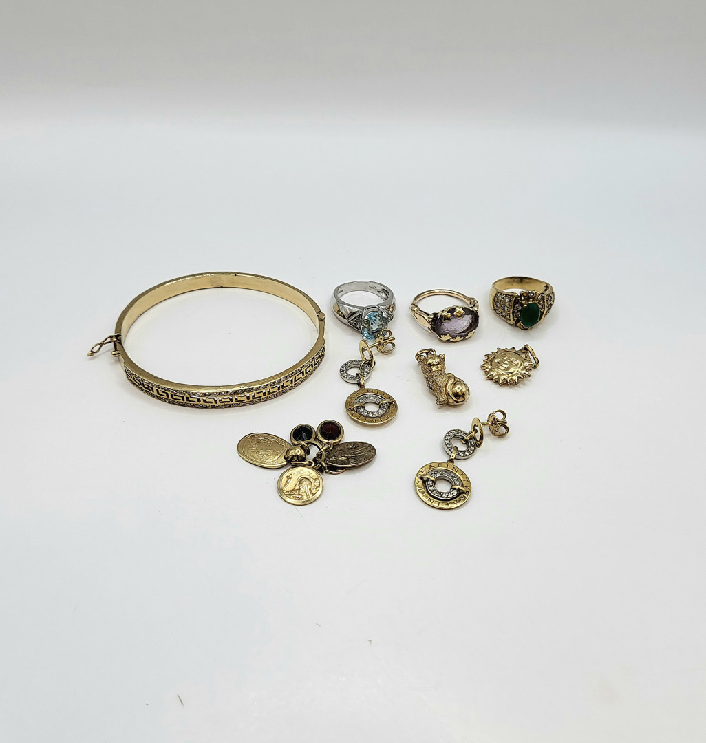 Vari oggetti oro pietre