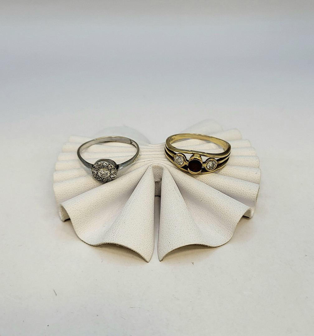 Due anelli oro pietra diamanti