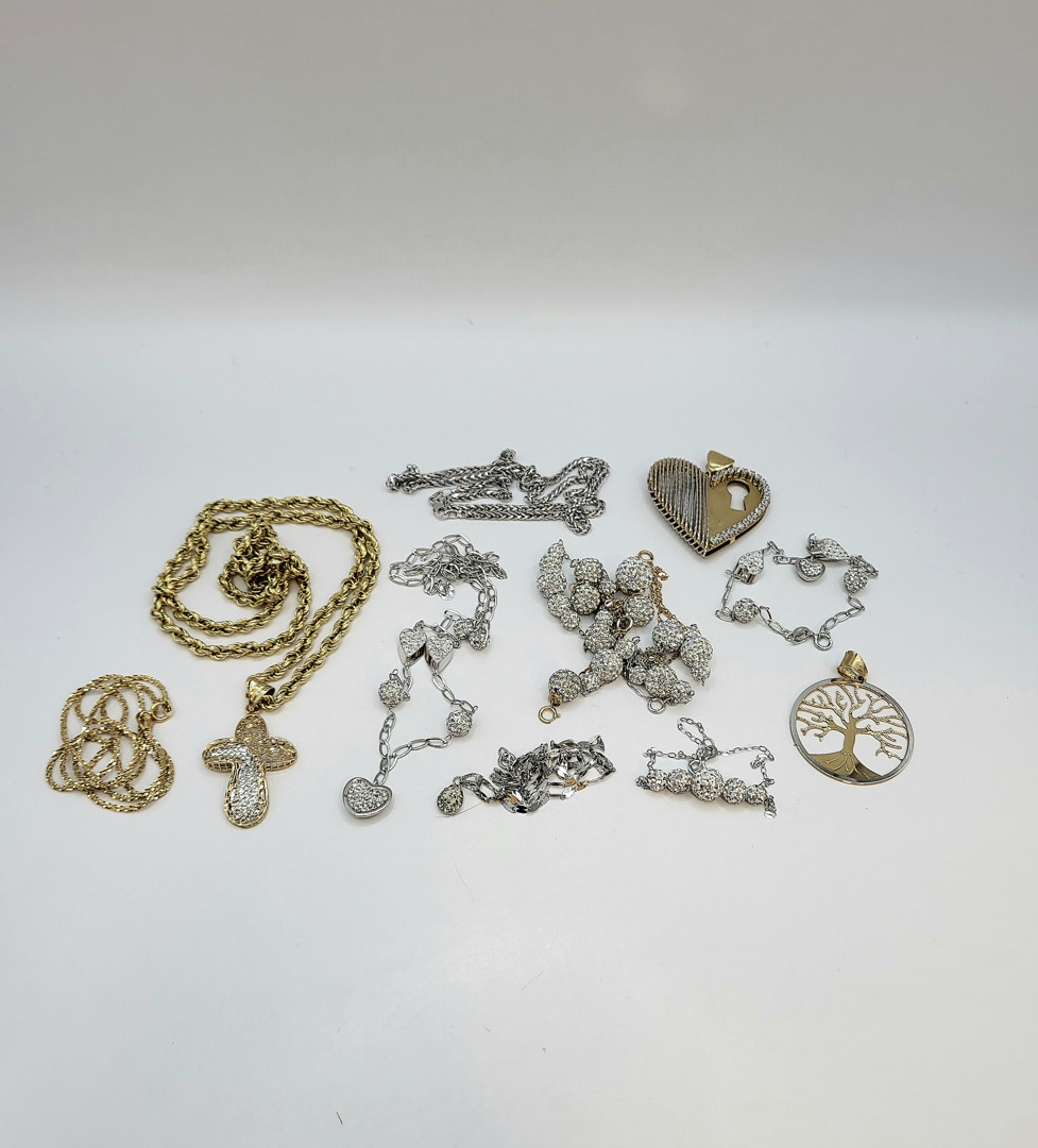 Vari oggetti oro pietre