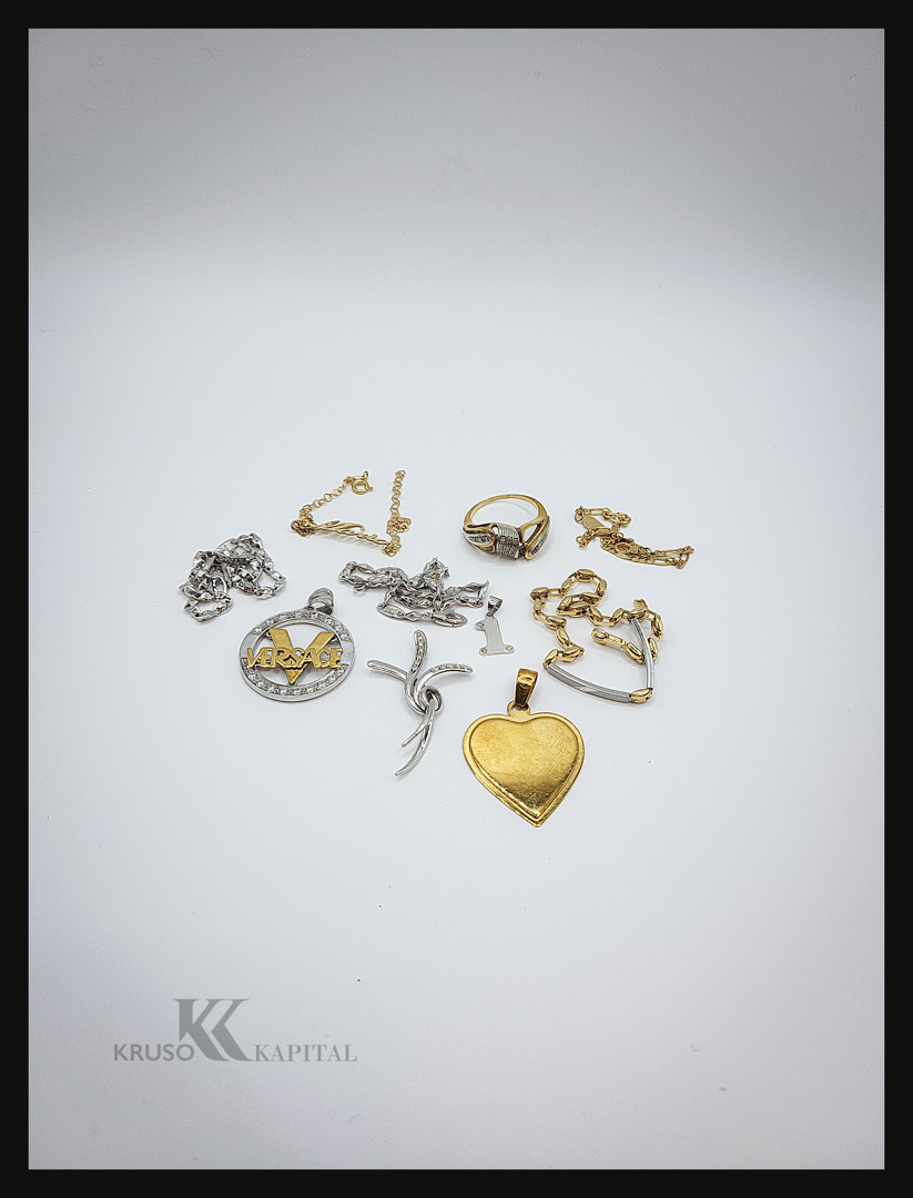 Vari oggetti in oro diamantini pietre