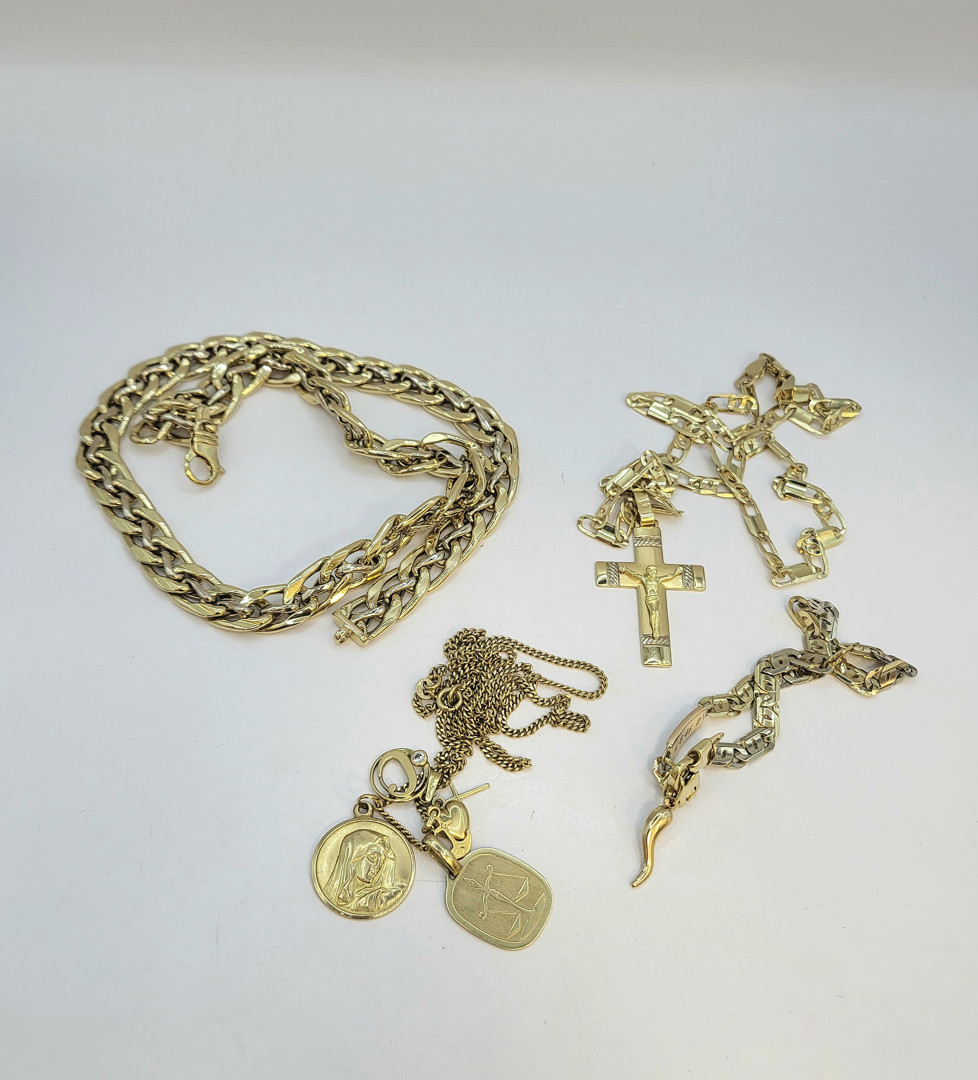 Vari oggetti oro pietra