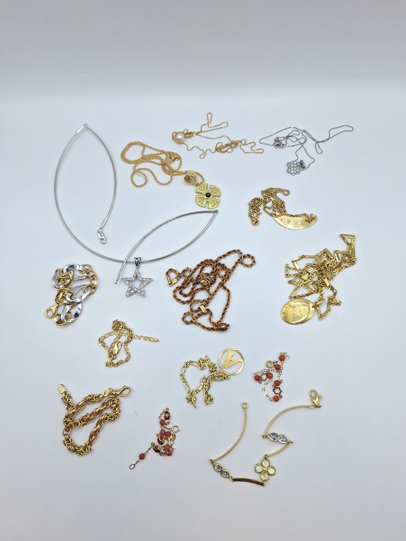 Vari oggetti oro pietre coralli perle