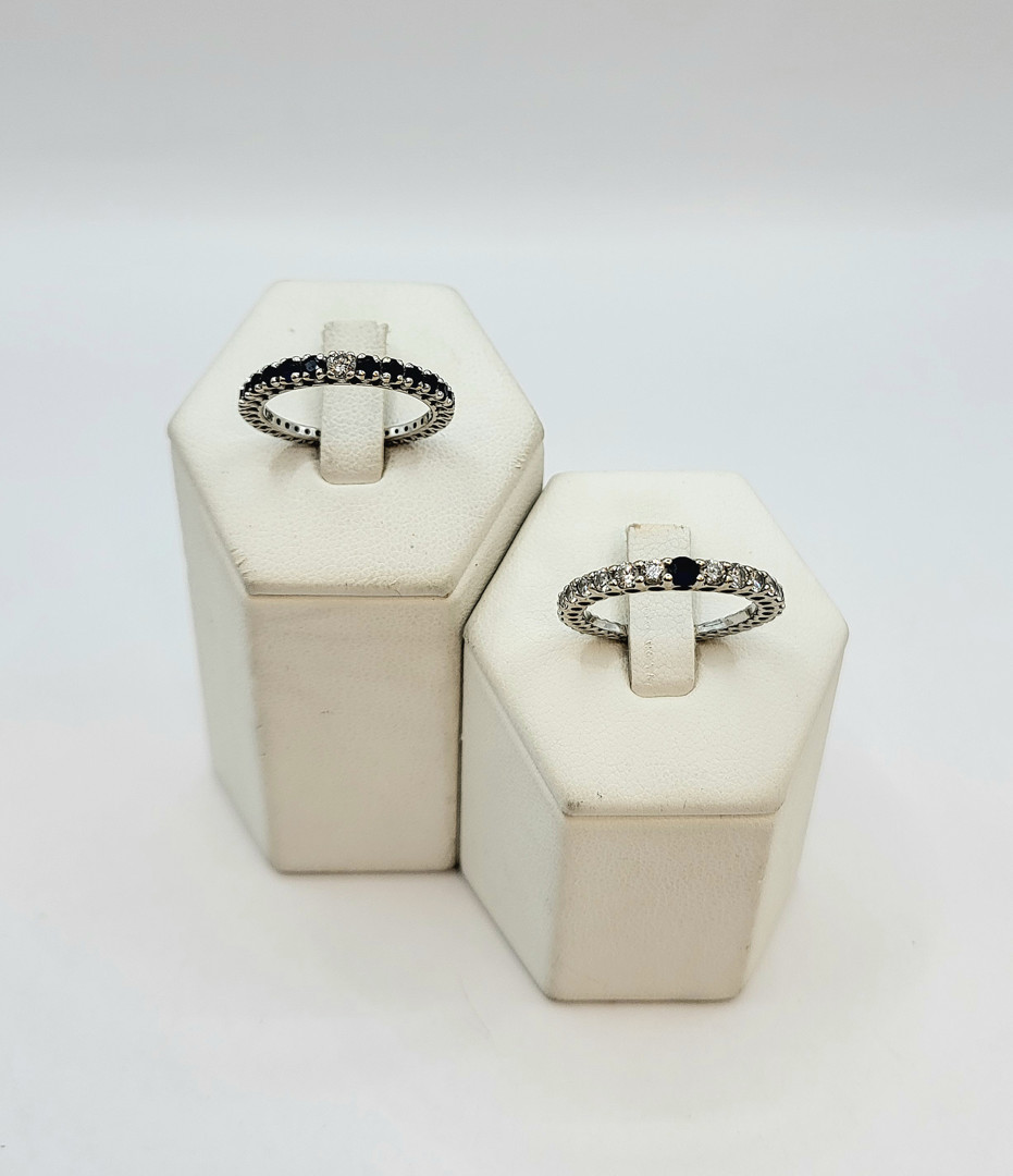 Due anelli oro pietre diamantini 