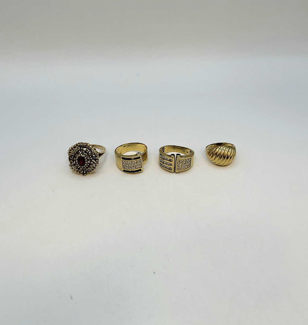 Quattro anelli oro pietre
