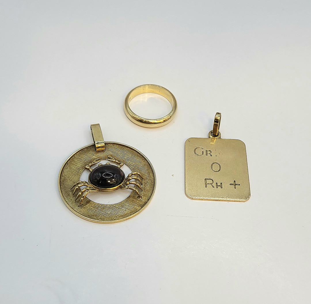 Anello e due ciondoli oro pietra