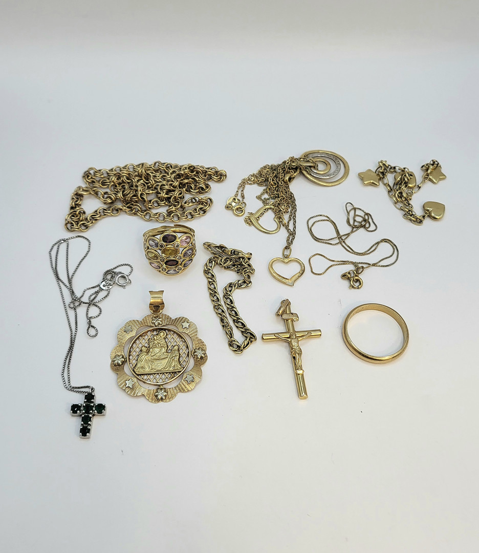 Vari oggetti in oro pietre 