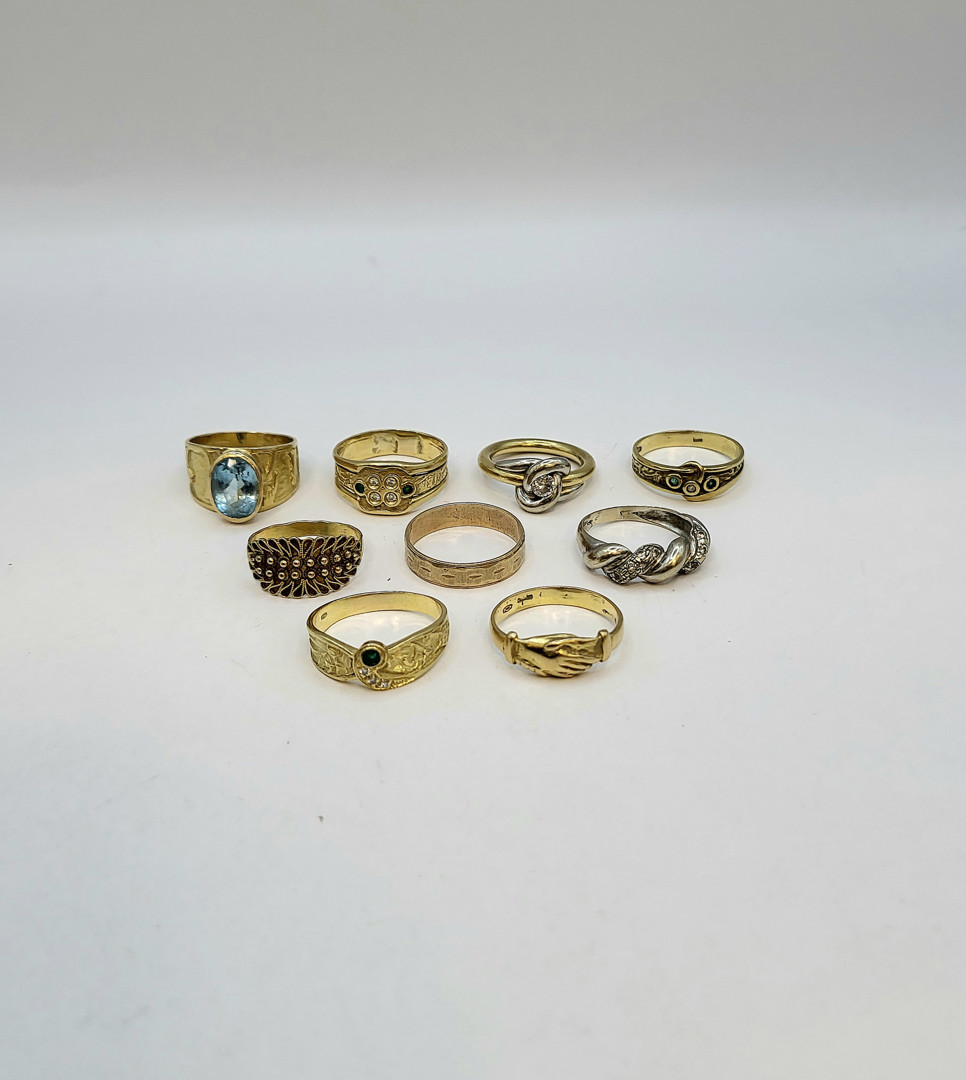 Nove anelli oro pietre diamantini