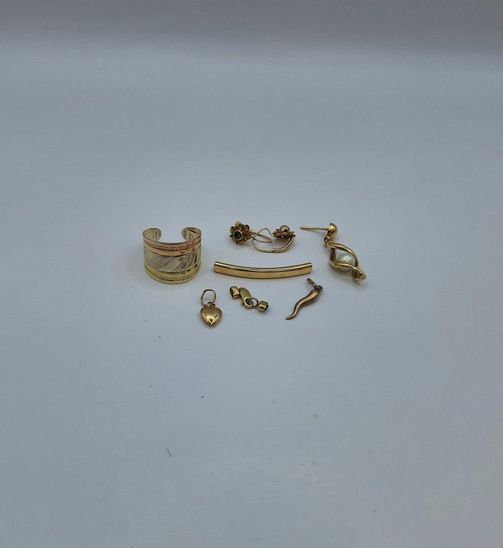 Vari oggetti oro pietre perla