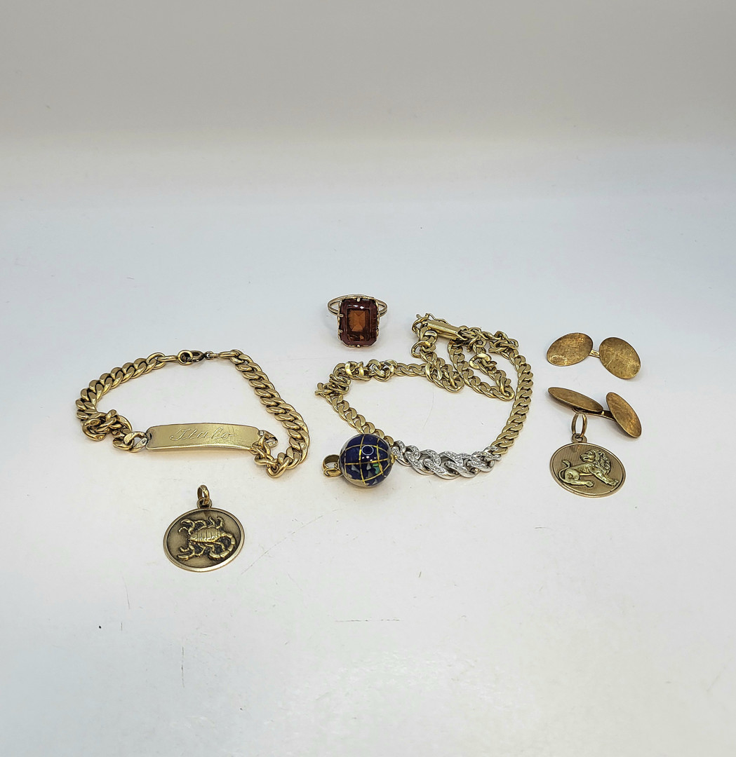 Vari oggetti oro pietre diamantini smalti