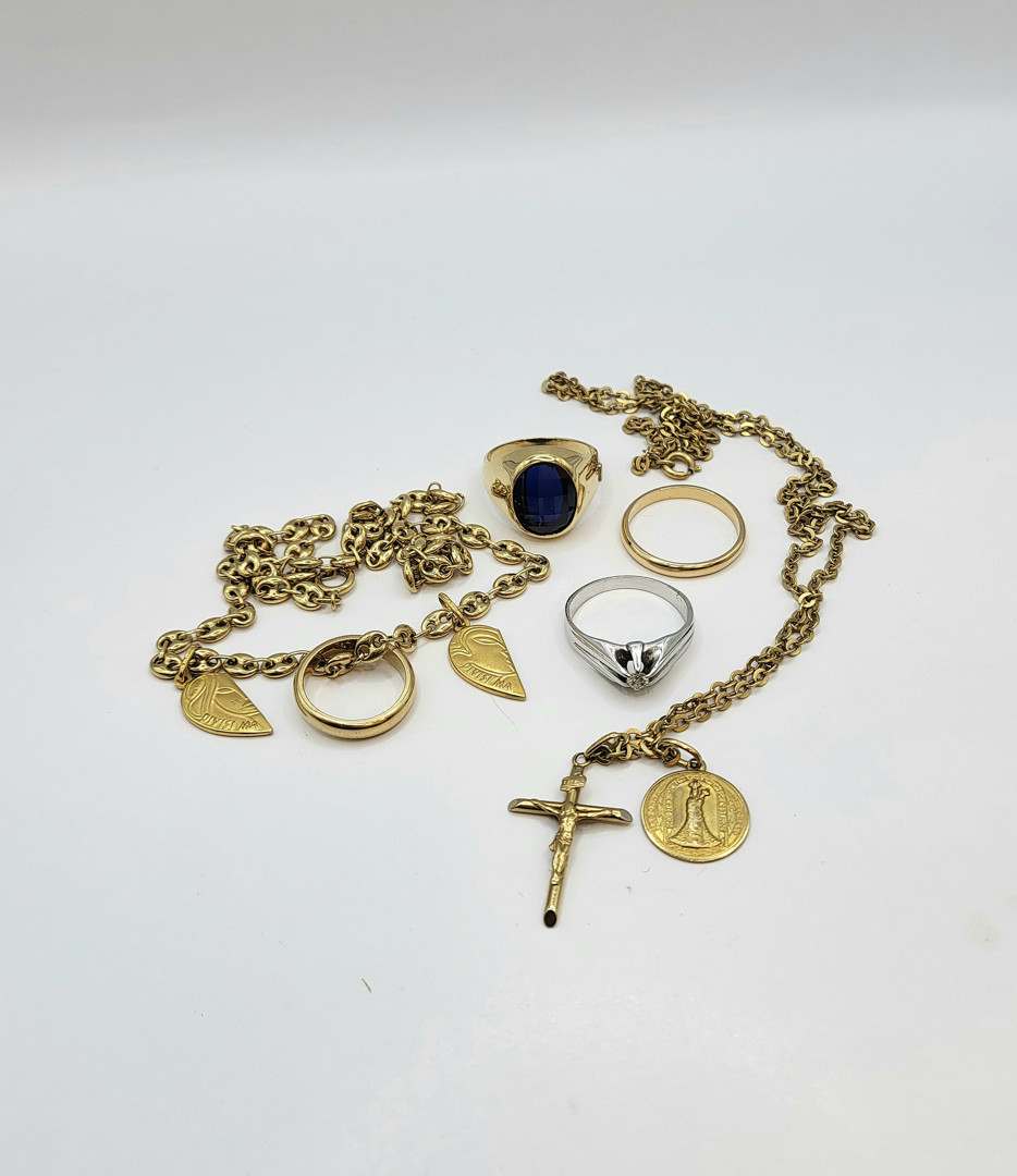 Vari oggetti in oro diamantino pietra