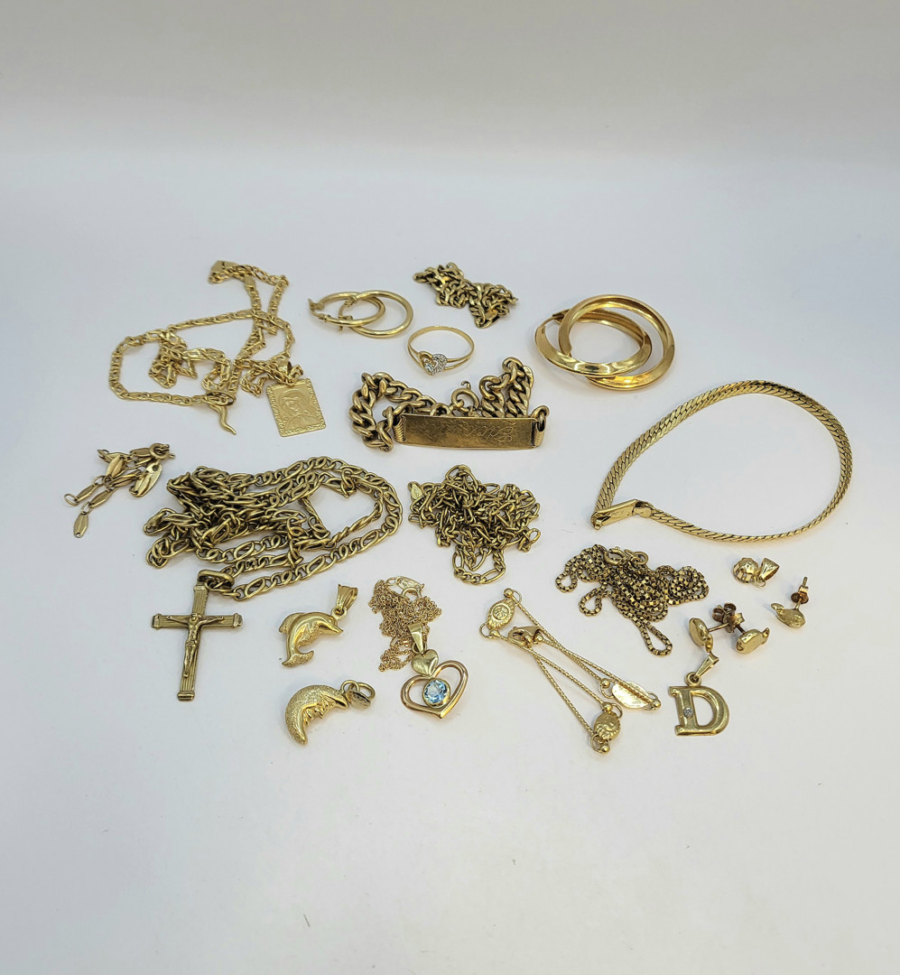 Vari oggetti oro pietre