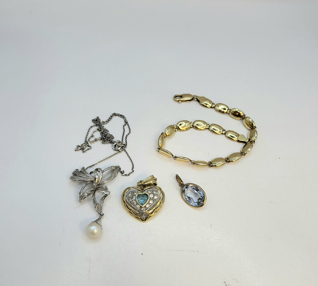 Vari oggetti oro pietre diamantini perla
