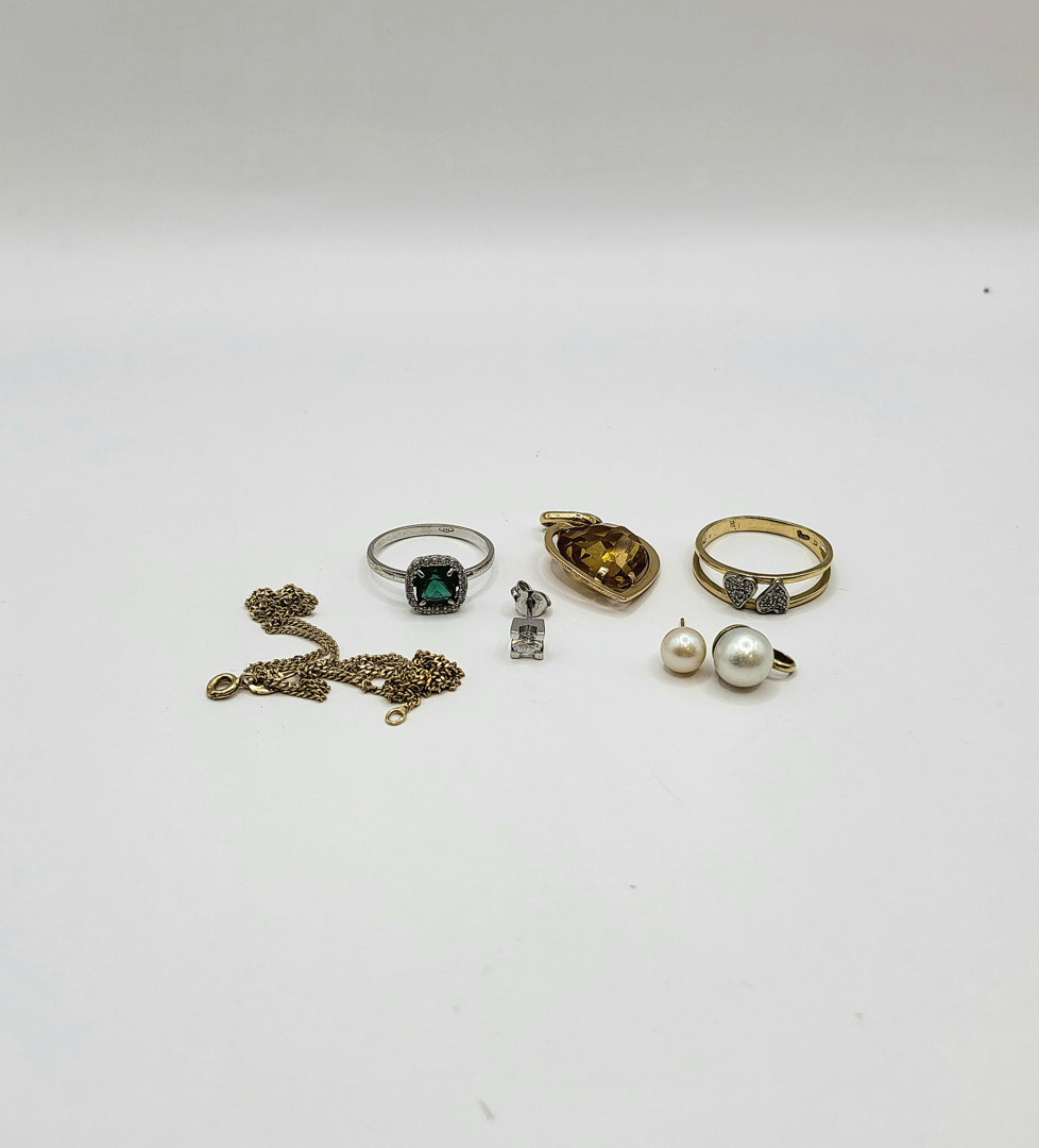 Vari oggetti oro pietre 