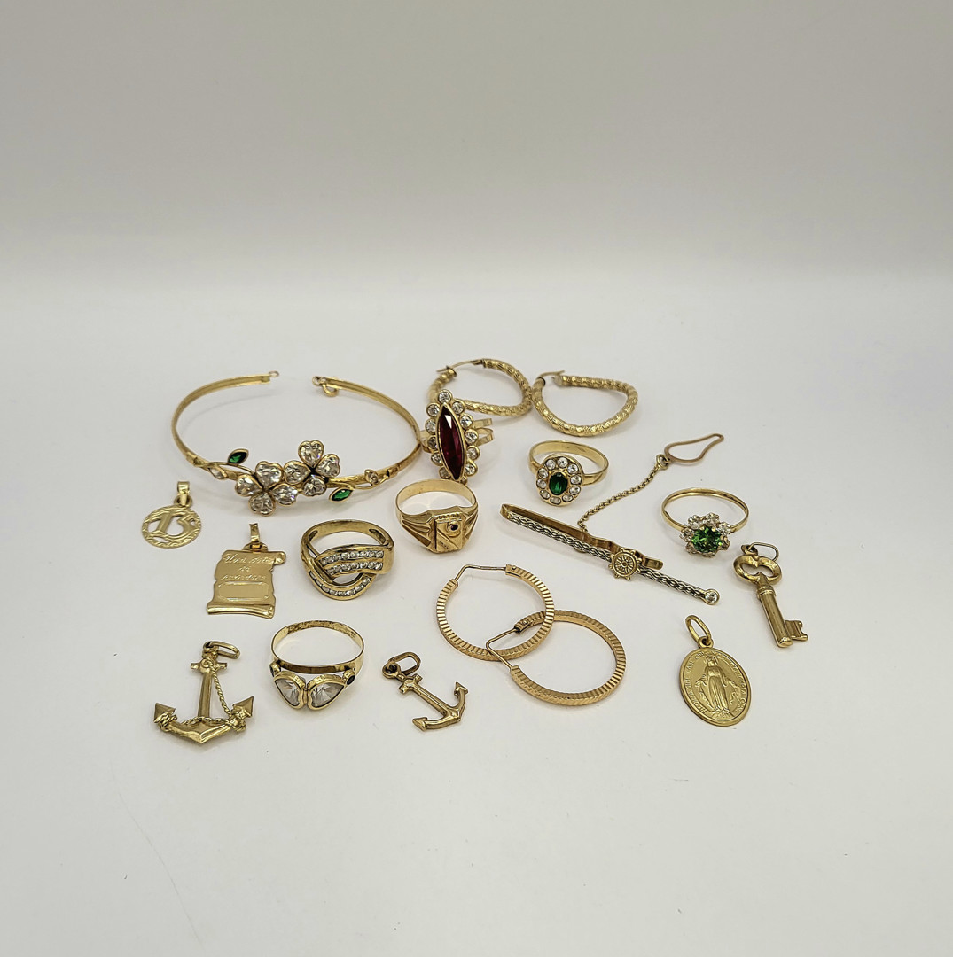 Vari oggetti in oro pietre