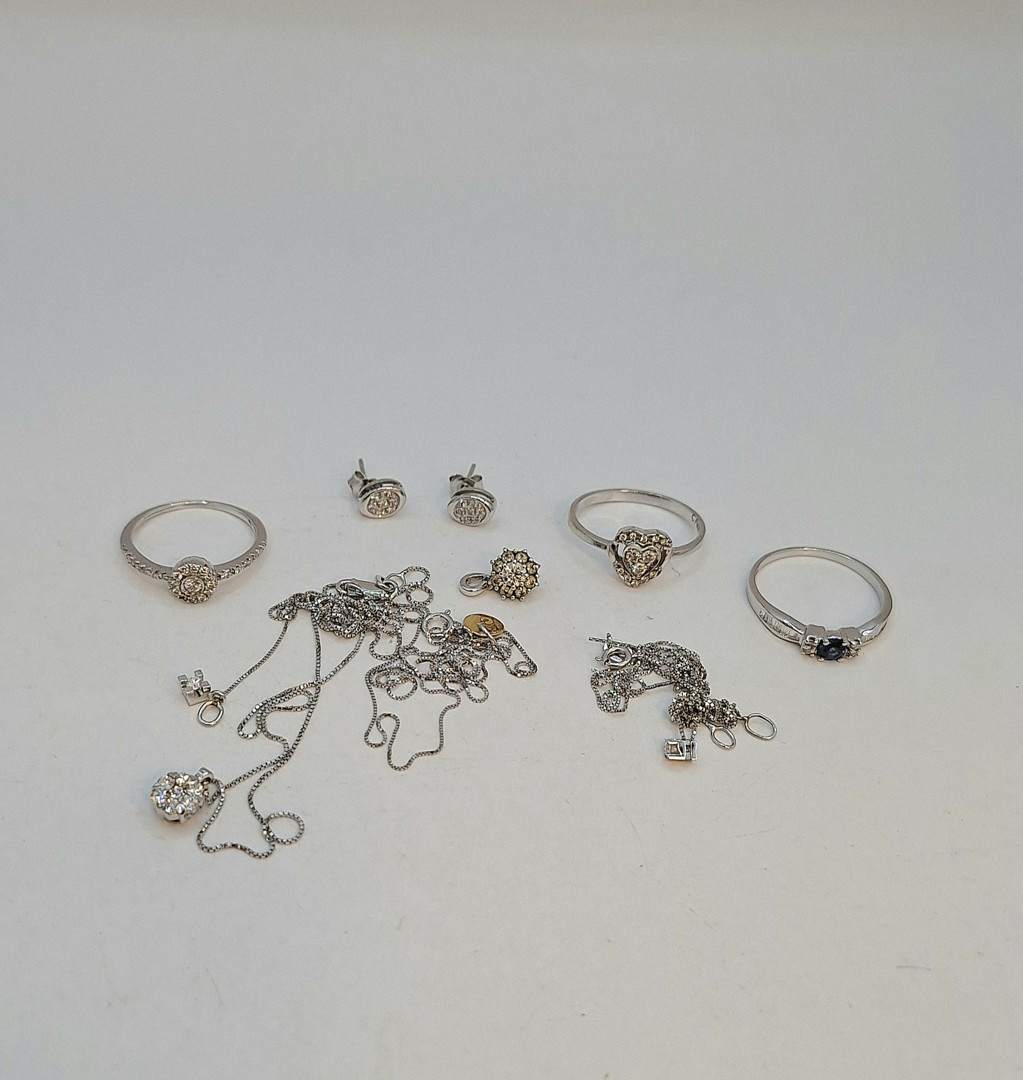Vari oggetti oro pietre diamantini 