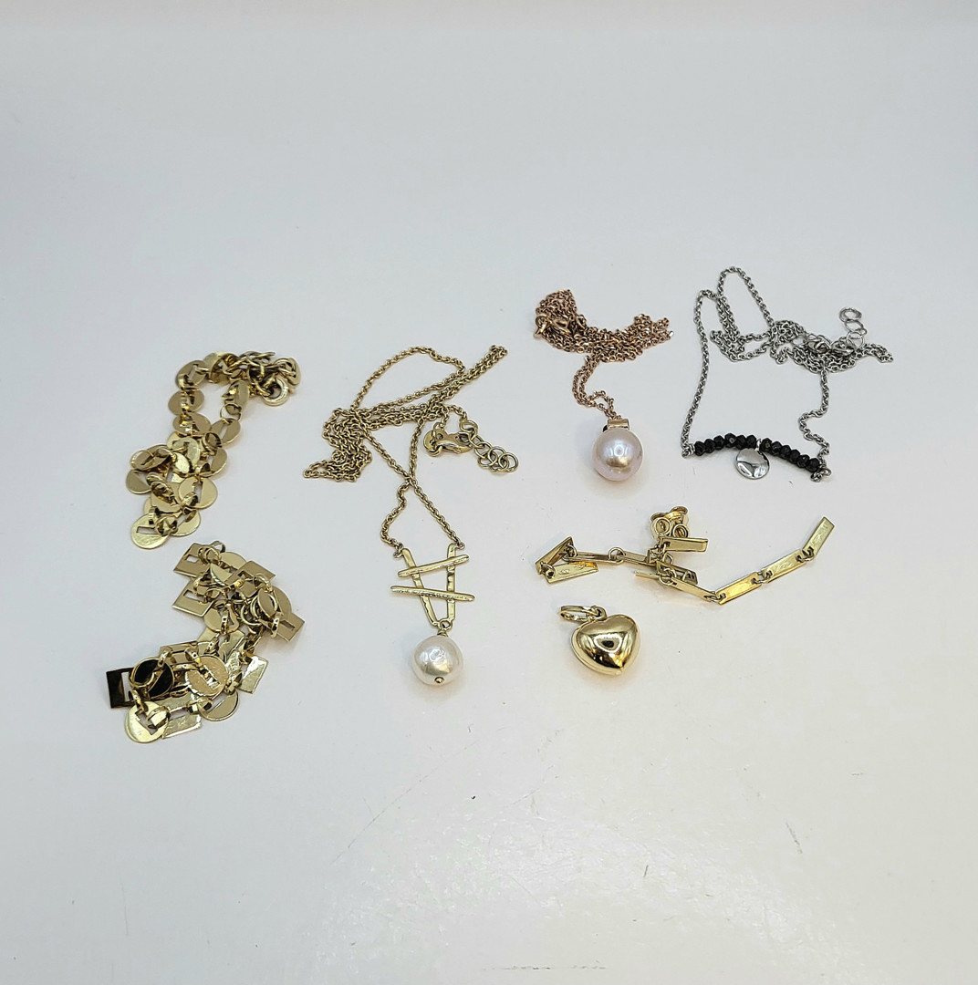 Vari oggetti oro pietre