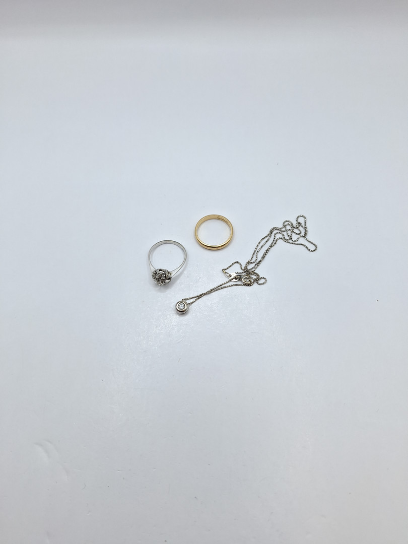 Due anelli e collana in oro diamantini 