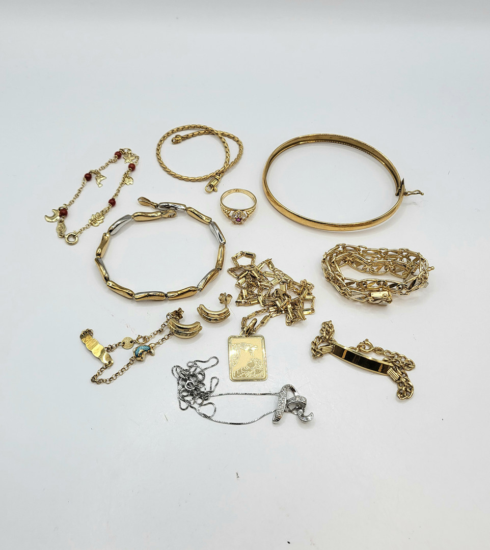 Vari oggetti in oro pietre 