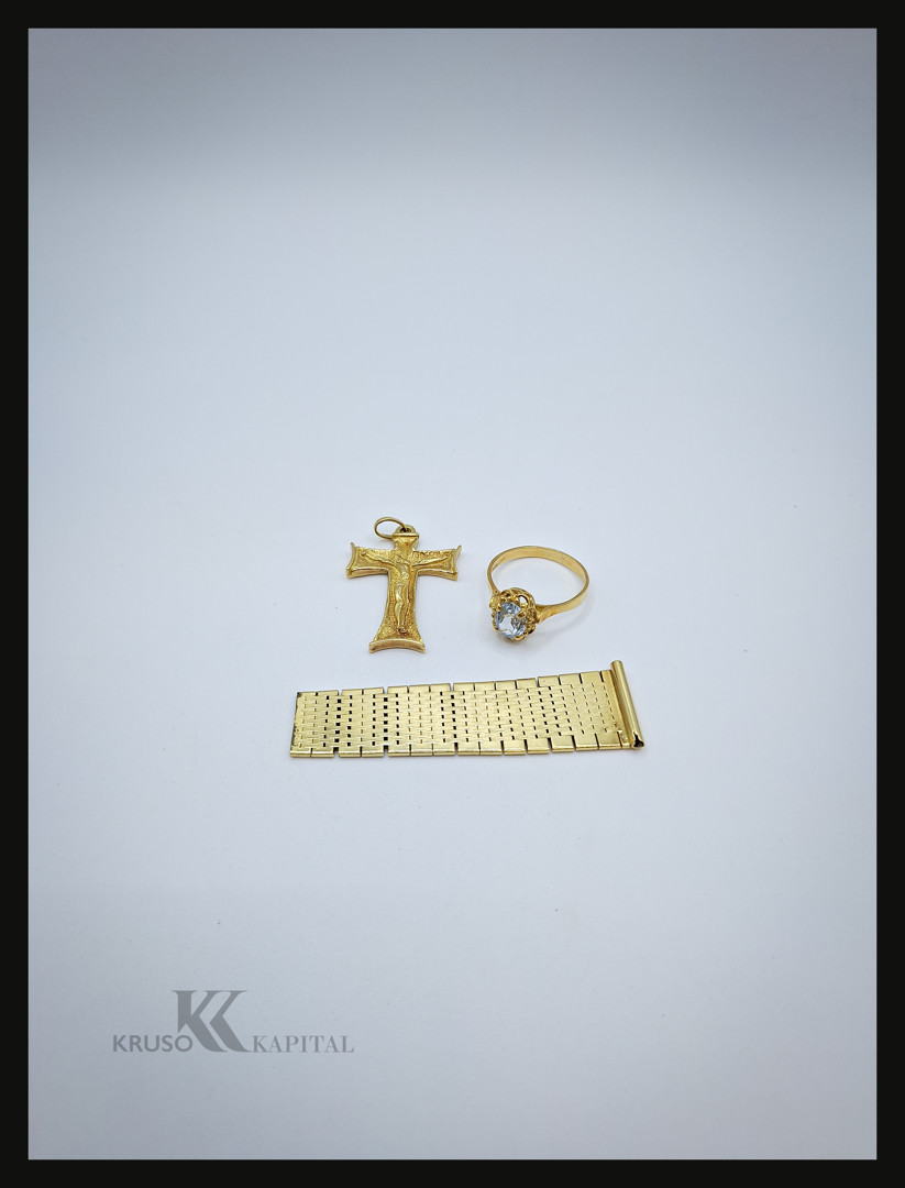 Anello ciondolo e pezzo oro pietra