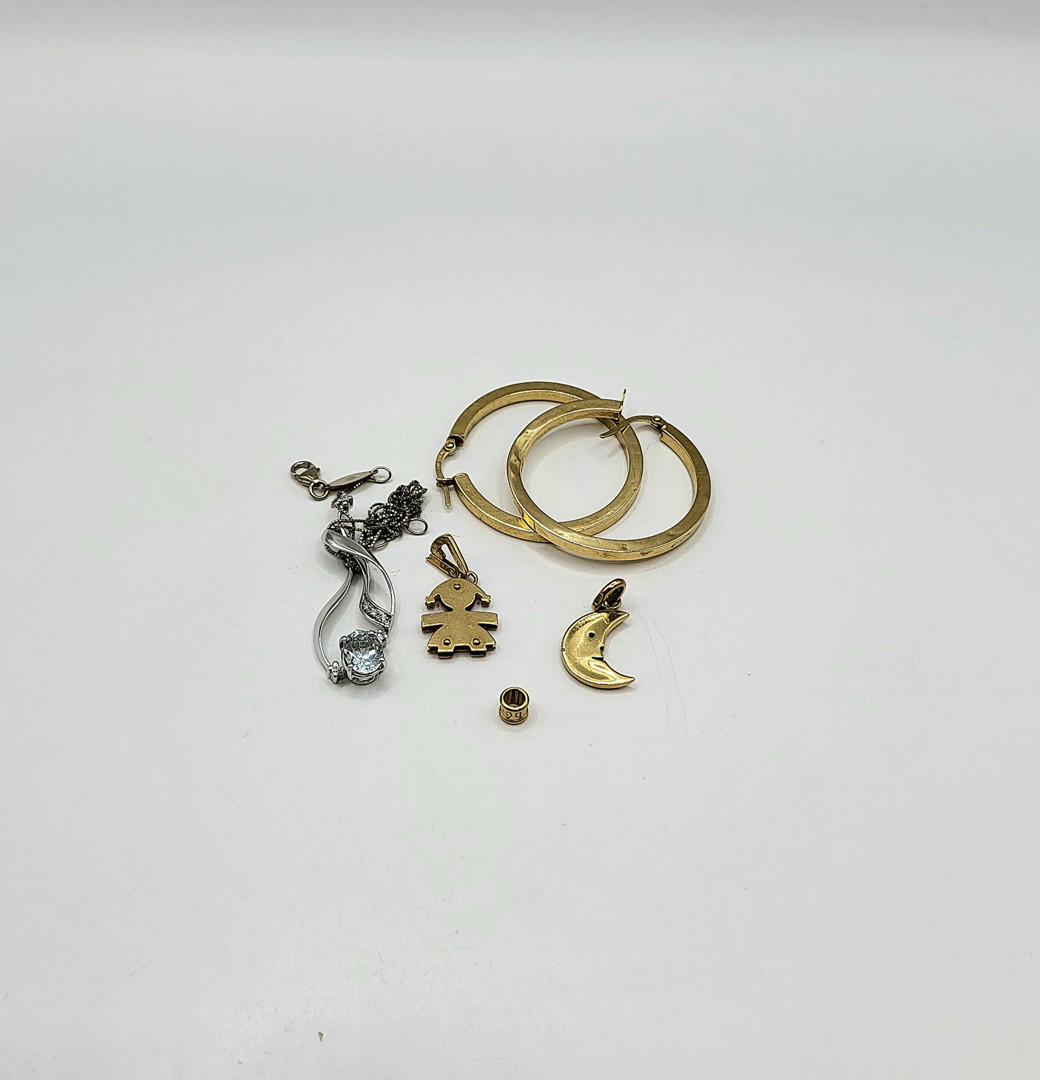 Vari oggetti oro pietre diamantini 