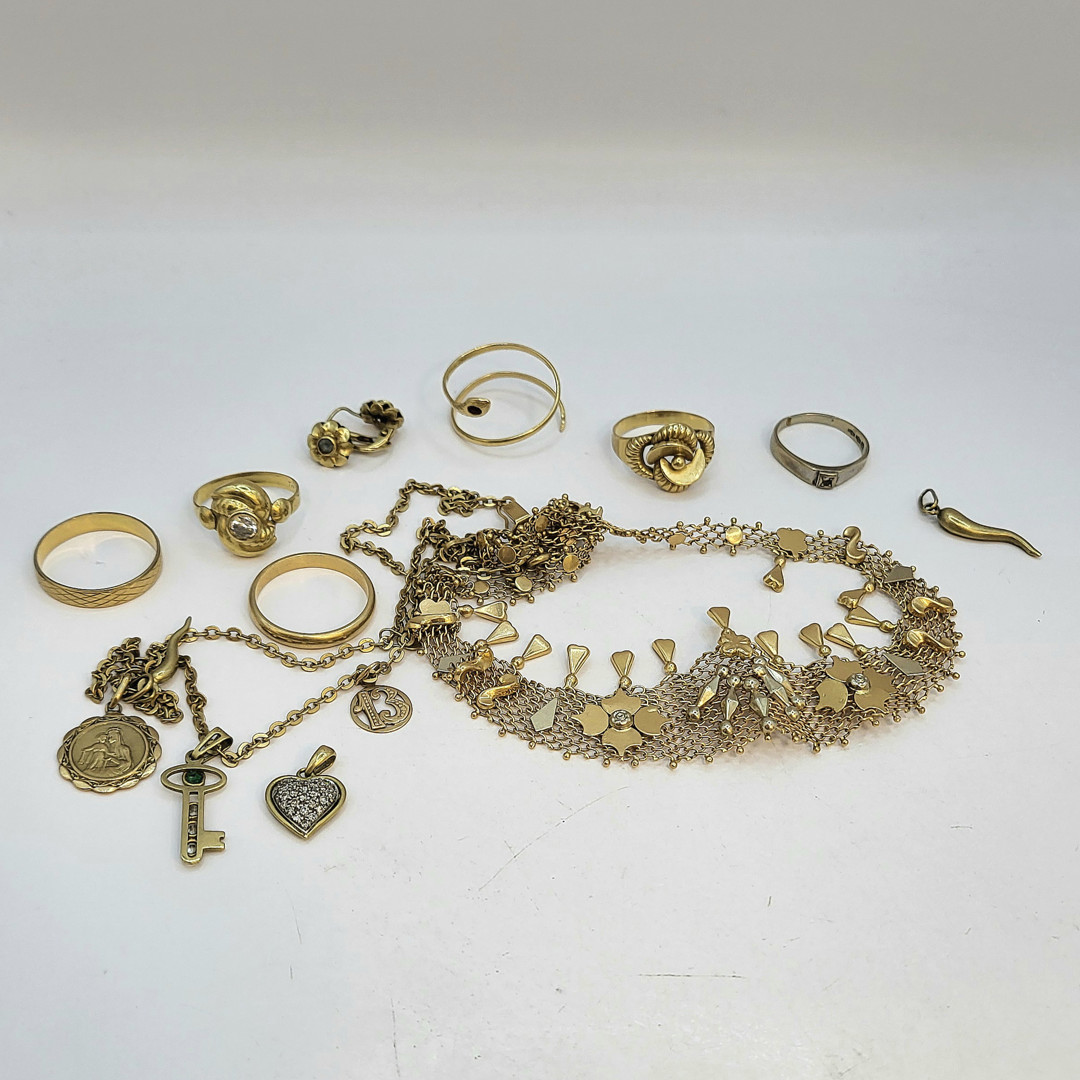 Vari oggetti oro pietre diamanti