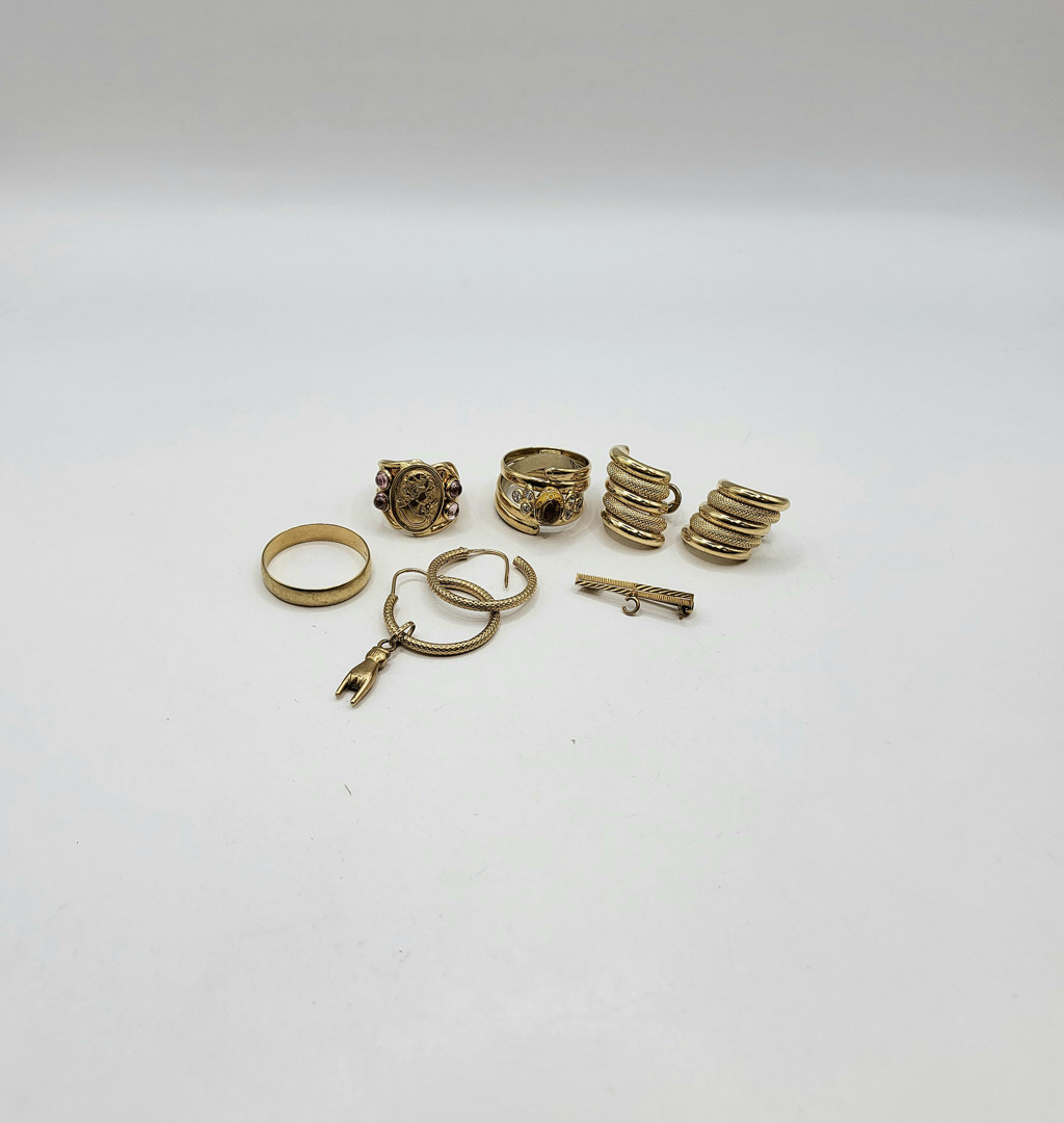 Vari oggetti in oro pietre 