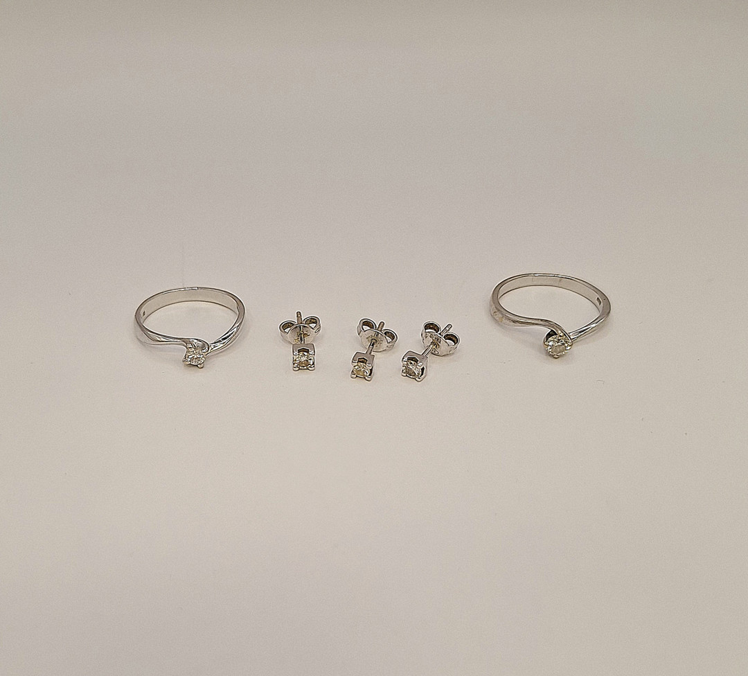 Vari oggetti in oro diamantini