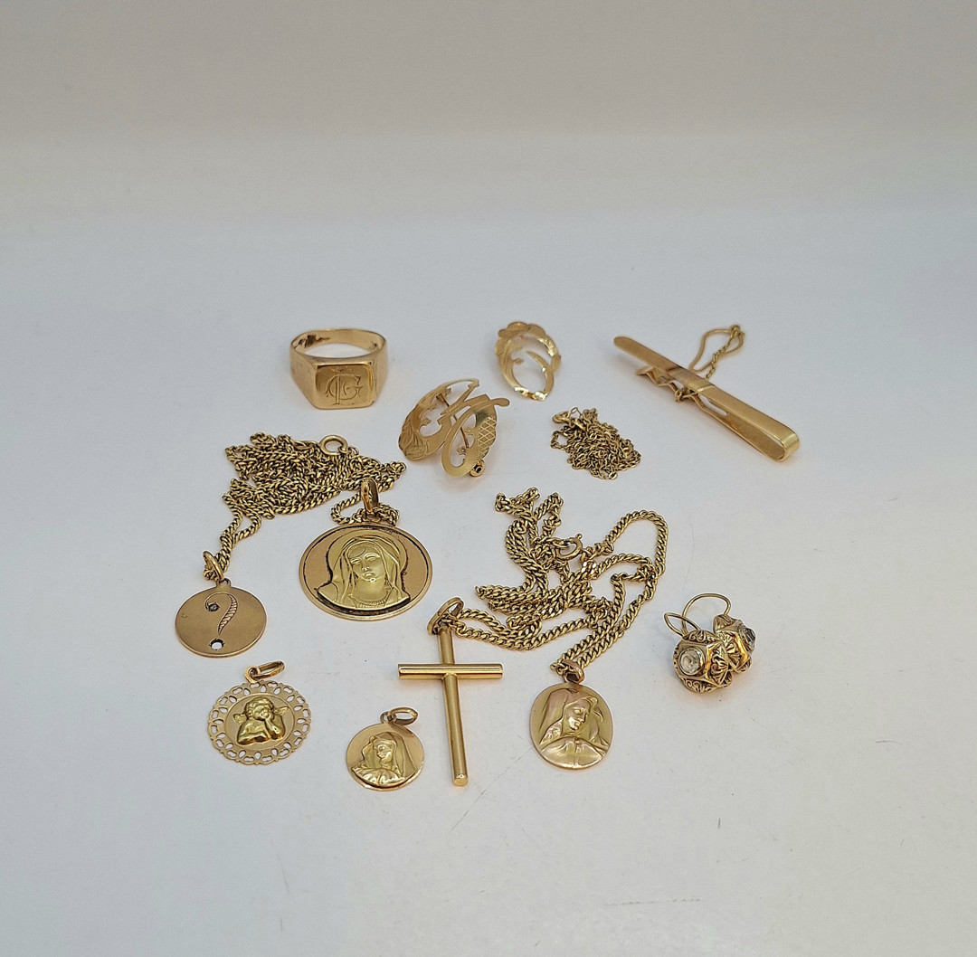 Vari oggetti oro pietre