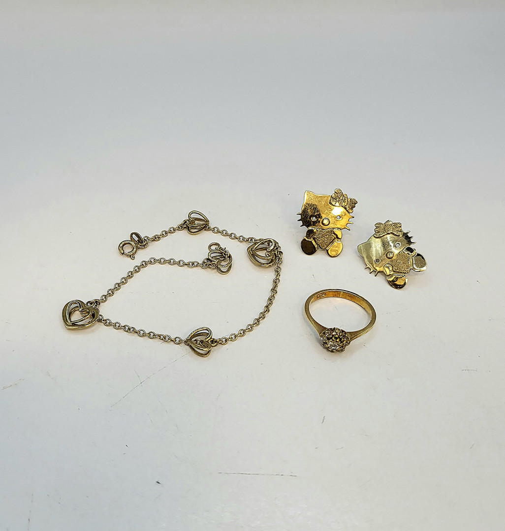Vari oggetti oro diamanti