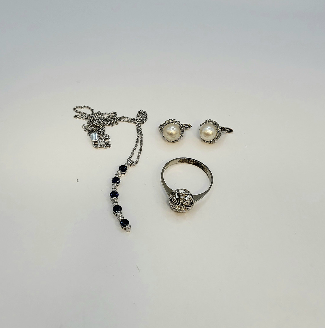 Oggetti in oro perle coltivate pietre diamantini