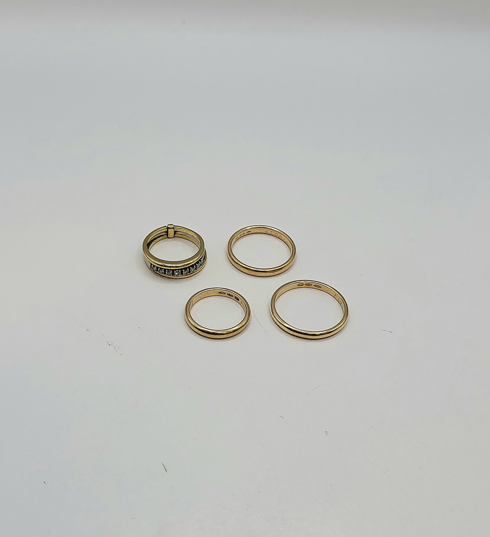 Quattro anelli oro diamantini