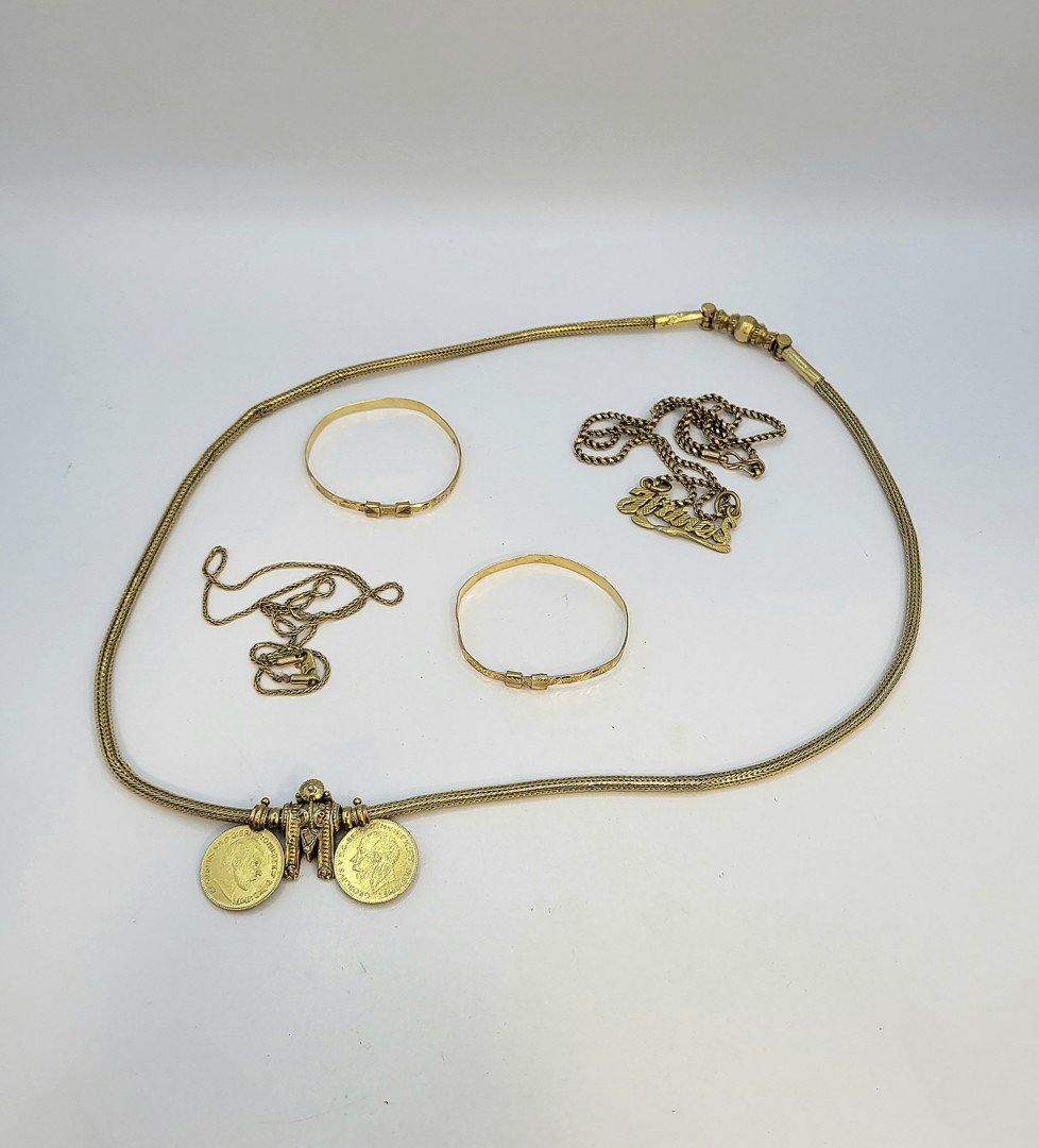 Tre collane e due bracciali in oro 