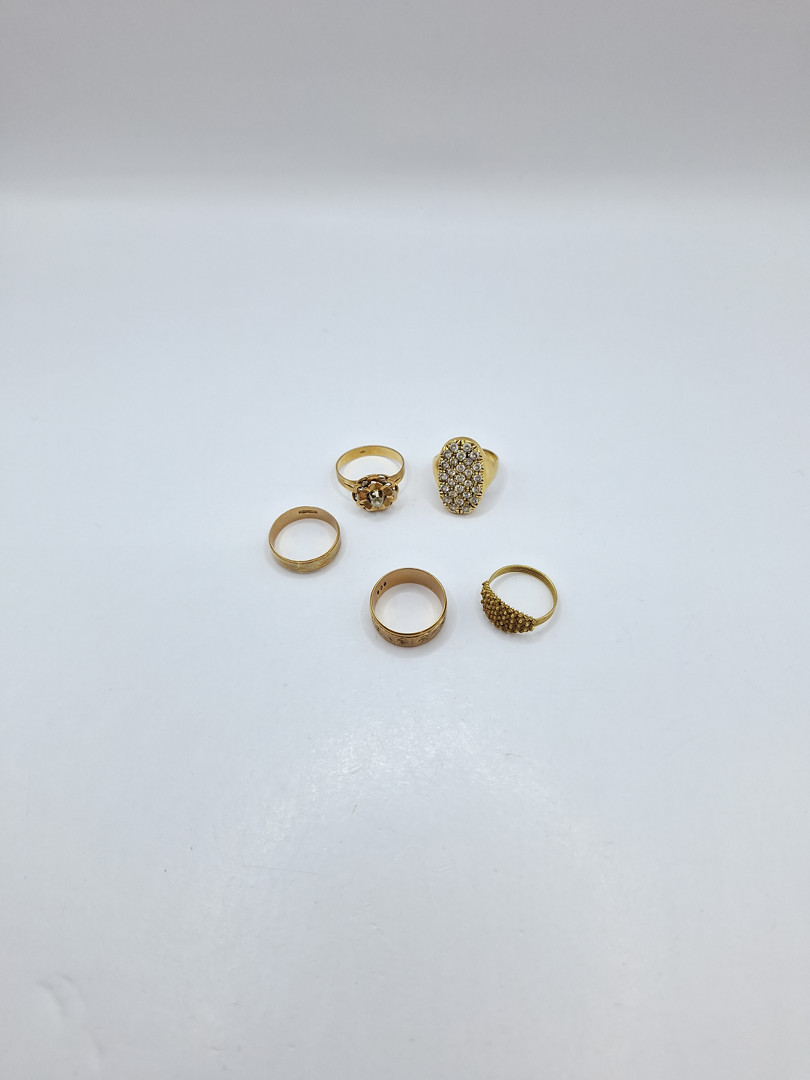Cinque anelli oro pietre