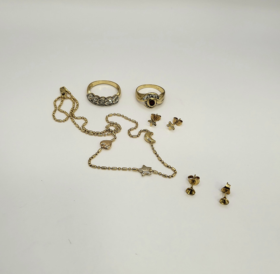 2 anelli collana paio orecchini oro pietre