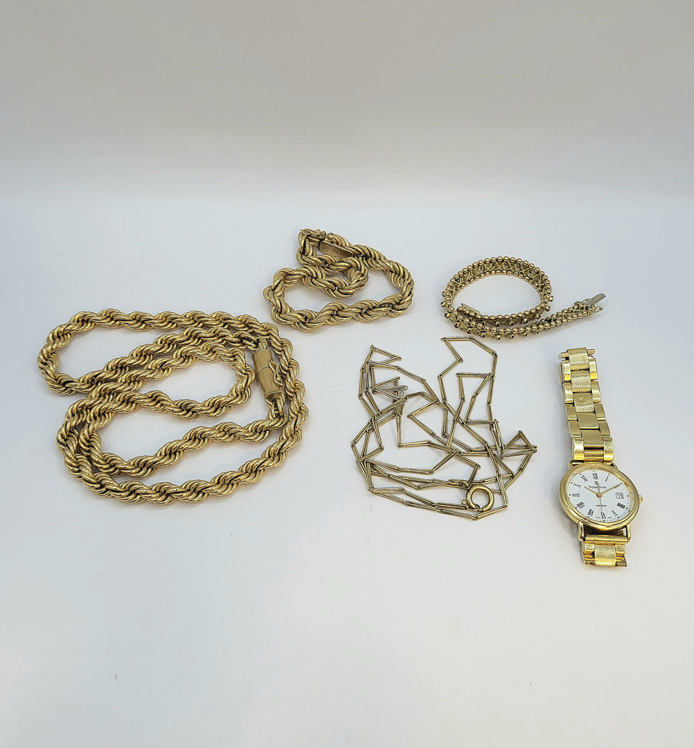 Vari oggetti in oro pietre