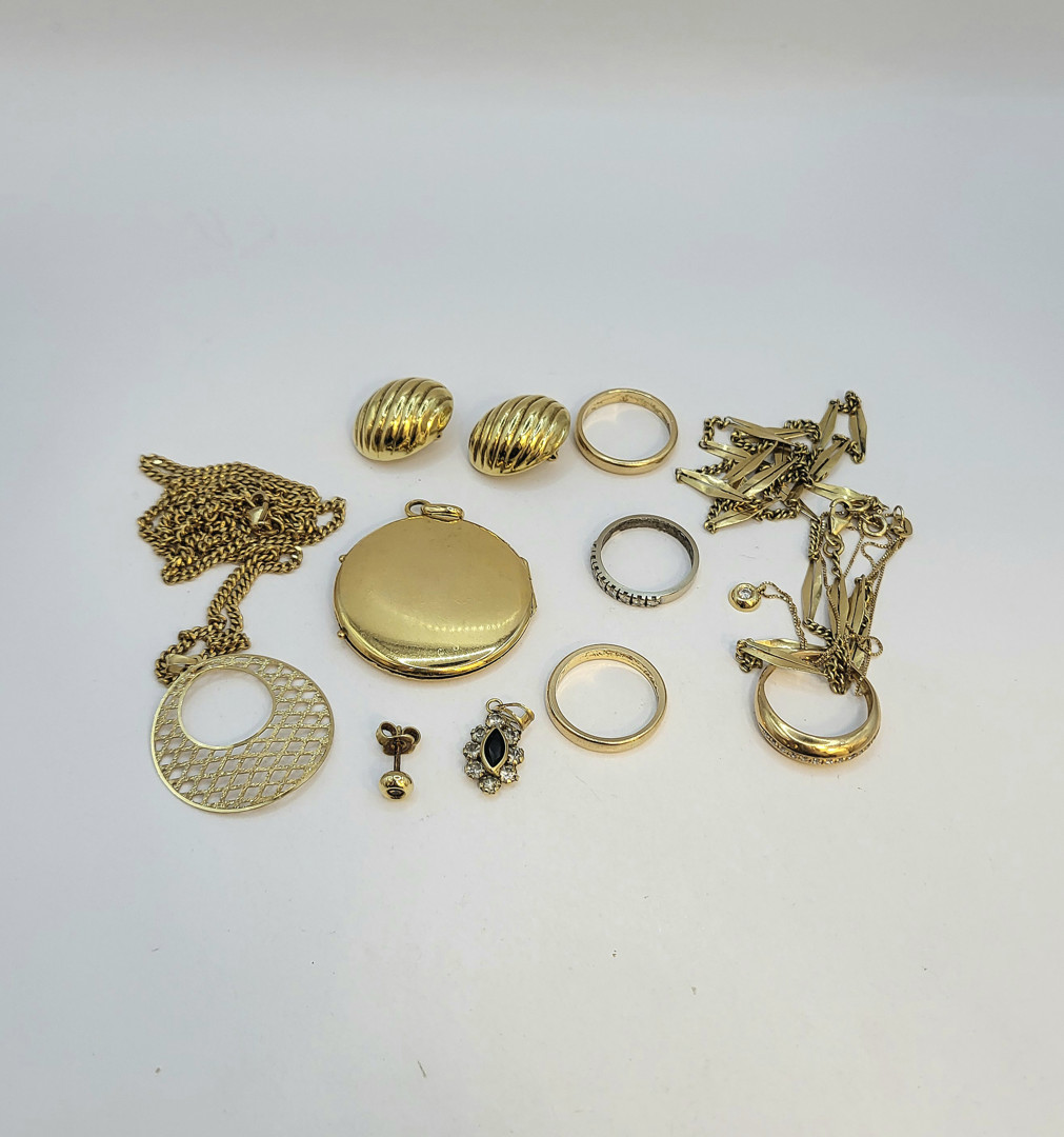 Vari oggetti oro pietre diamantini