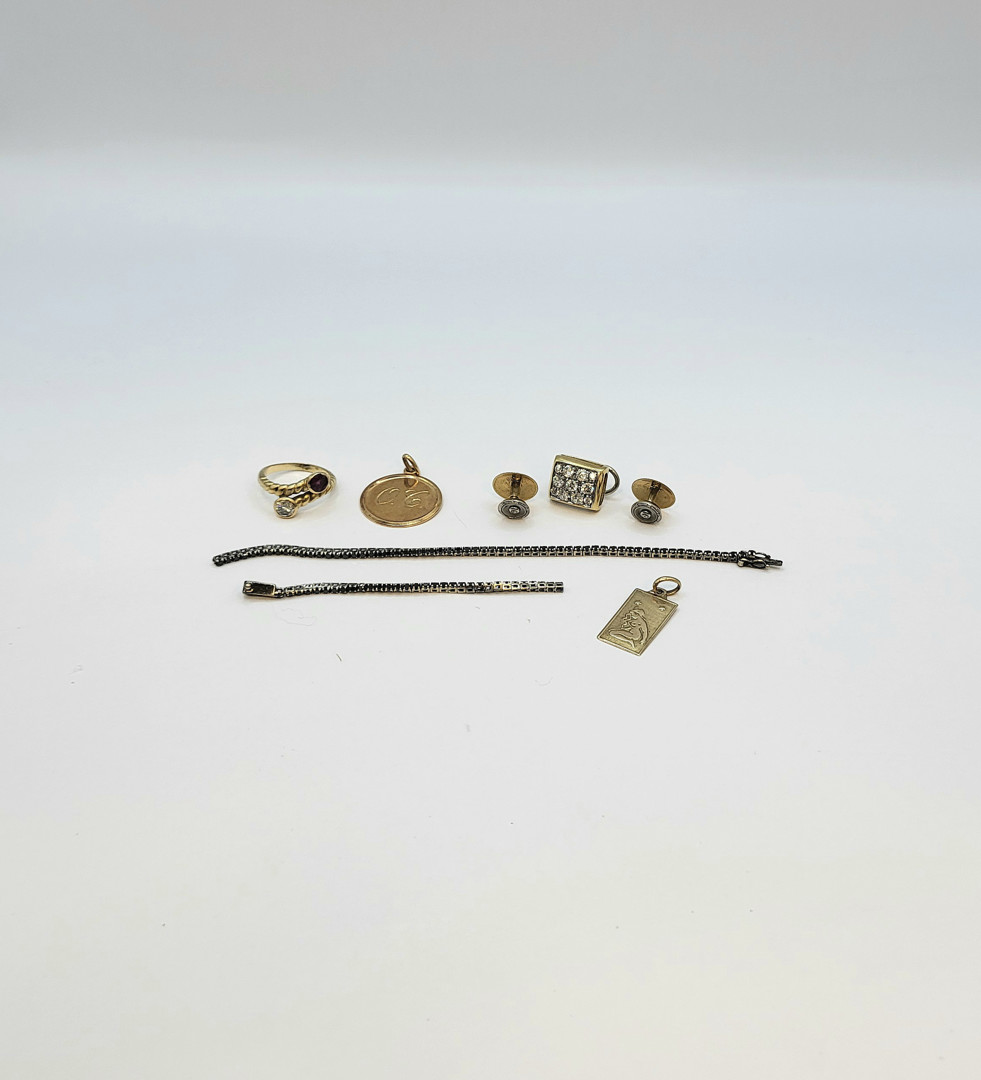 Vari oggetti oro pietre diamantini 