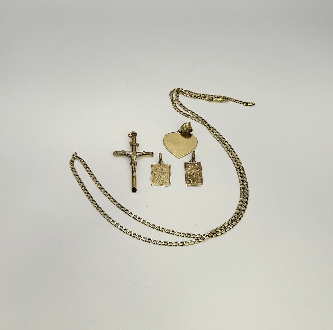 Collana e quattro ciondoli oro 