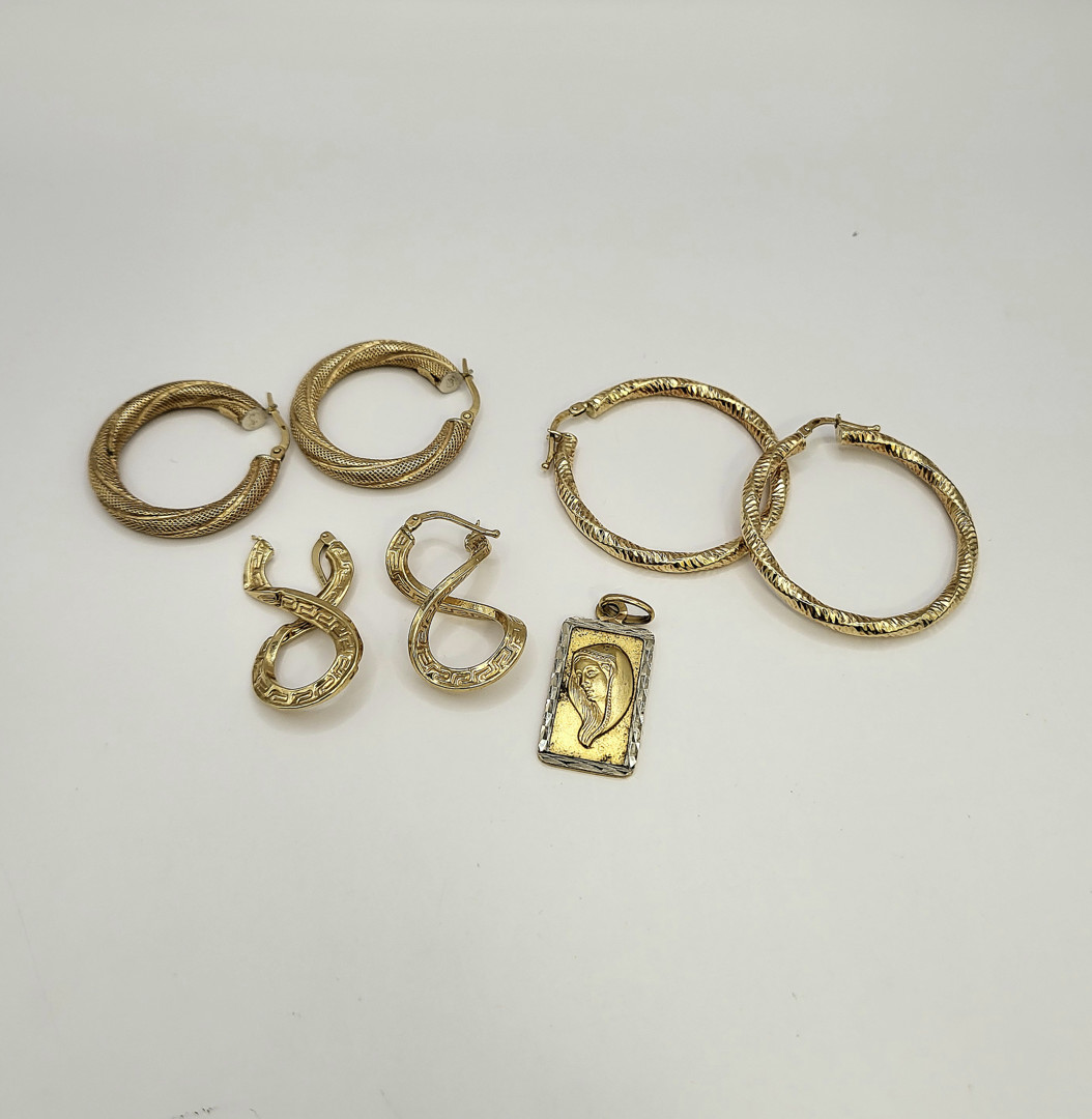 Tre paia orecchini e ciondolo oro