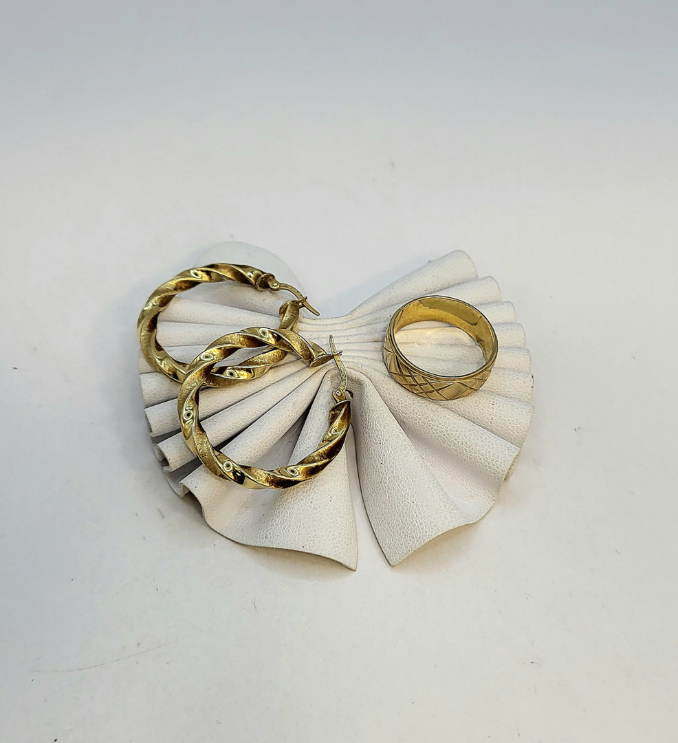 Anello e paio orecchini oro