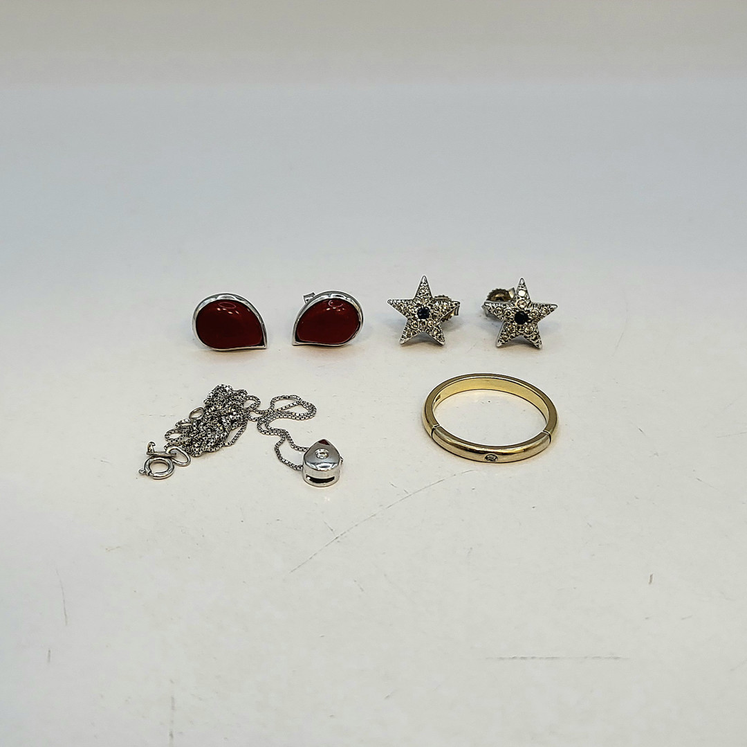 Vari oggetti oro diamanti pietre