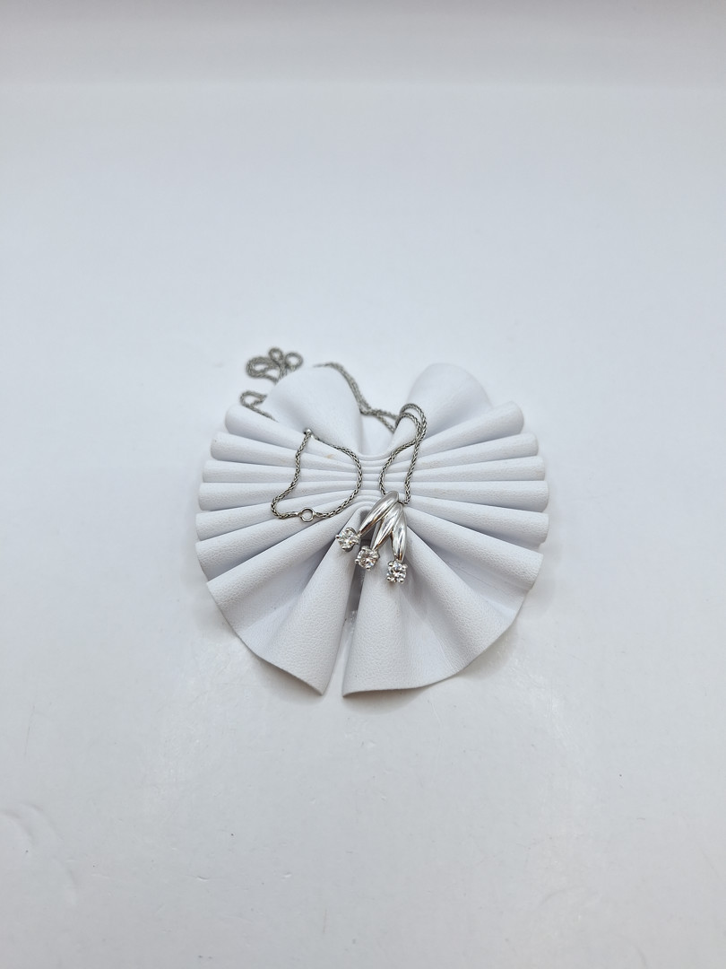 Collana e ciondolo in oro diamanti