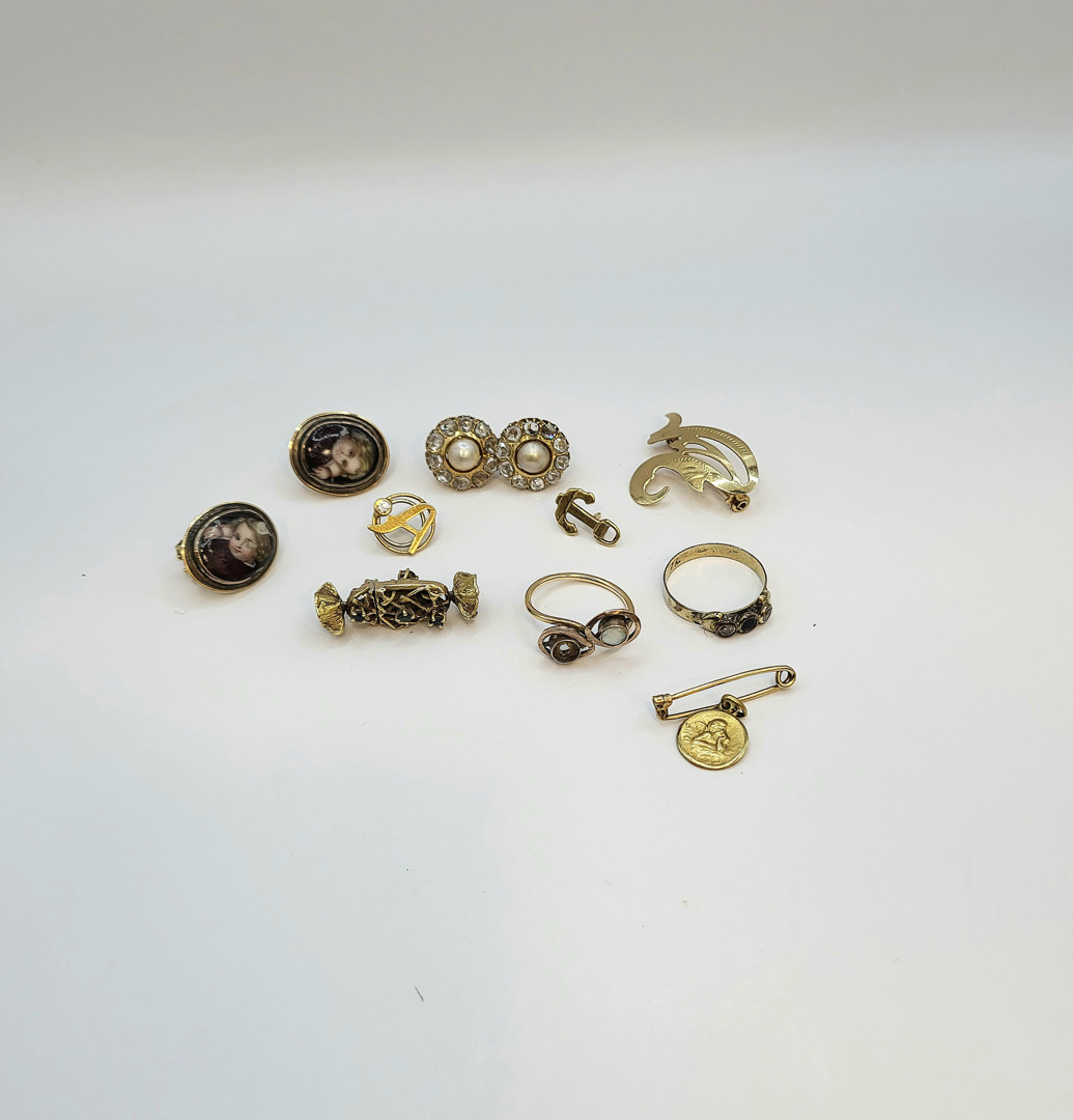 Vari oggetti oro diamanti pietre perle 