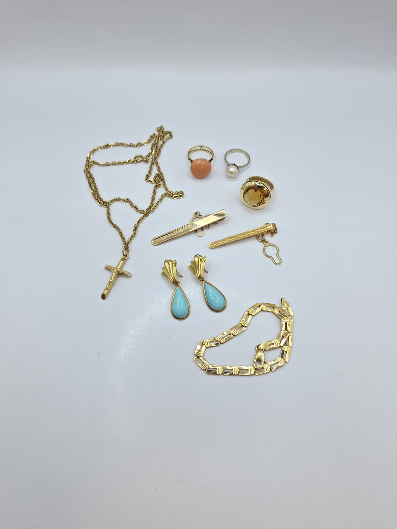 Vari oggetti in oro pietre perla