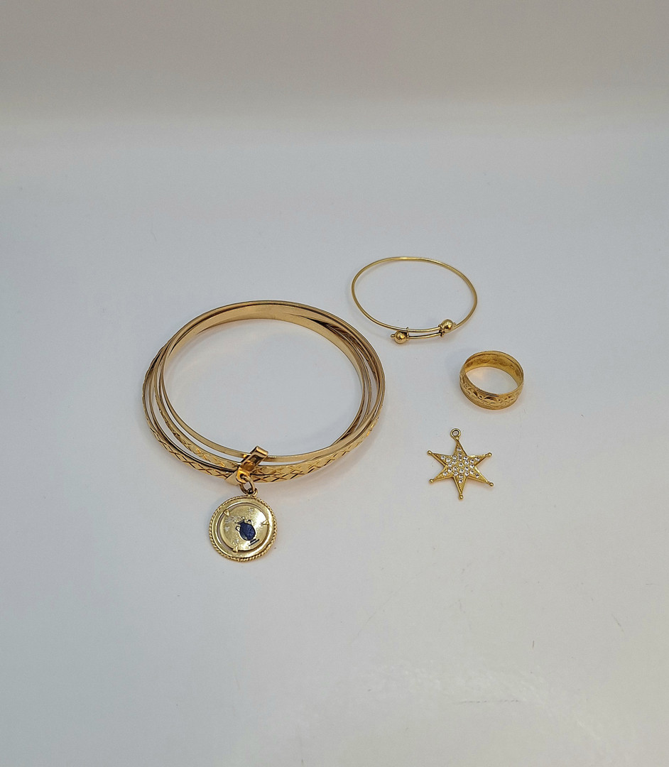 Vari oggetti in oro pietre