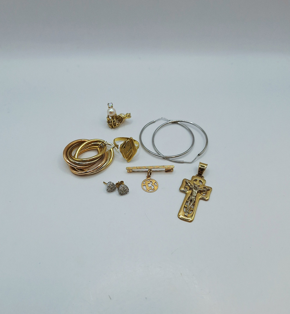 Vari oggetti oro pietre perle 