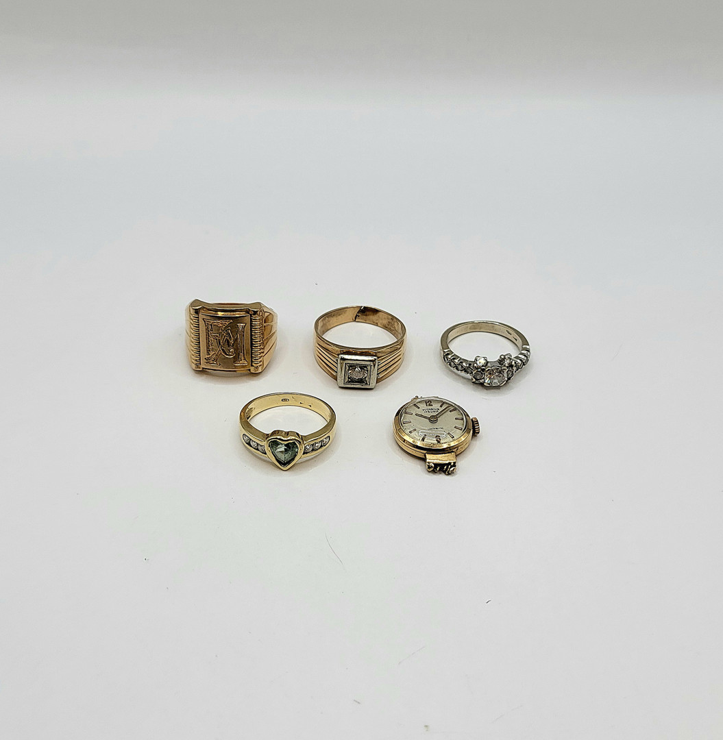 Vari oggetti oro pietre